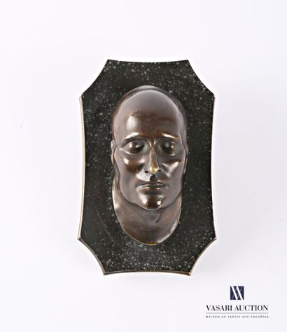 null Masque mortuaire de Napoléon à Sainte Hélène en bronze, il repose sur un socle...