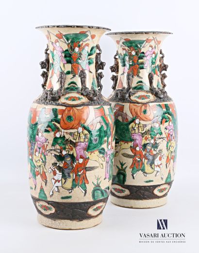 null CANTON

Paire de vases de forme ballustre en porcelaine de canton à décor polychrome...
