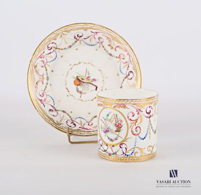 null BORDEAUX ?

White porcelain cup decorated on the cup with a medallion decorated...