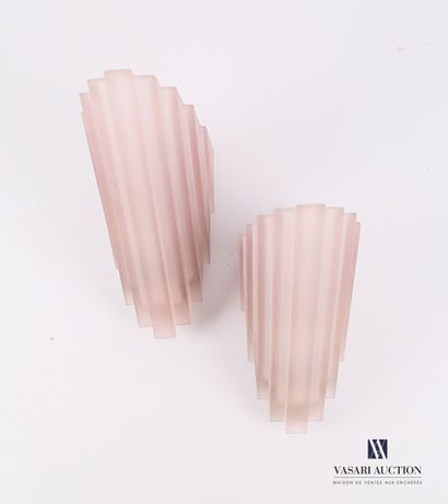 null AV MAZZEGA

Pair of sconces in pink sandblasted glass, triangular shape with...