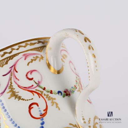 null BORDEAUX ?

White porcelain cup decorated on the cup with a medallion decorated...