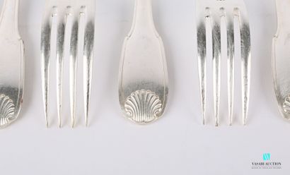 null Suite de douze fourchettes de table en métal argenté, le manche à décor de filets...
