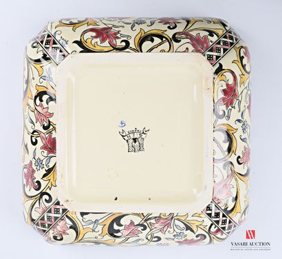 null GIEN

Lot including an oval dish (Dim. : 30 x 24 cm) and two square dishes (Dim....