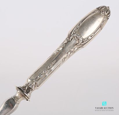 null Pie server, the handle in filled silver decorated with a medallion flanked by...