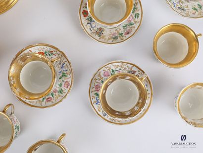 null PARIS

Partie de service à thé et à café en porcelaine blanche et or à décor...