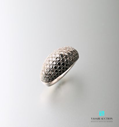 null Ring in gold 750 thousandth decorated with a pavement of white and black diamonds...