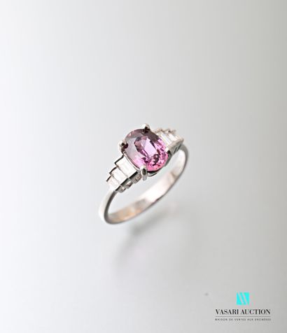null Ring in white gold 750 thousandth set in its center of a purple sapphire of...