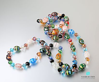 null Sautoir en perles de verres de couleurs dans le style de Murano

Long. : 55...