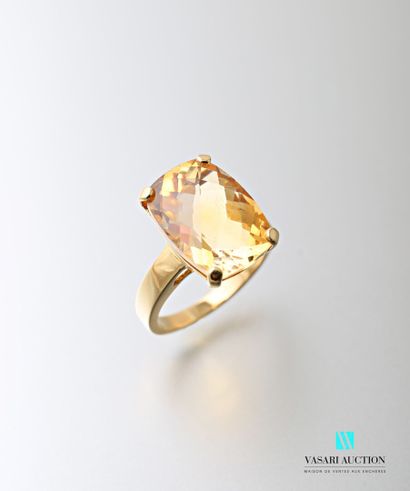 null Ring in yellow gold 750 thousandth set with a facetted cushion-cut citrine calibrating...