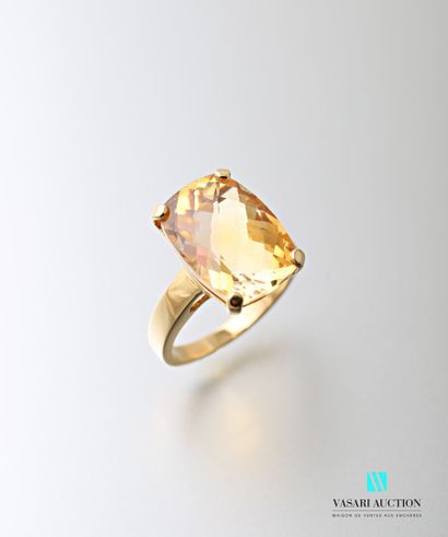 null Bague en or jaune 750 millièmes sertie d'une citrine taille coussin facettée...