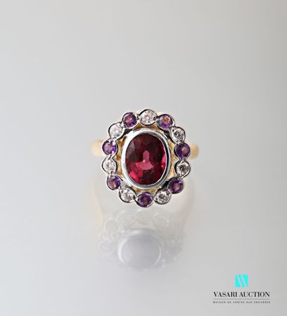 null Ring marguerite in gold of two tones 750 thousandths decorated with a rhodolite...