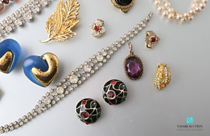 null Lot of costume jewellery including a glass beads necklace, a metal and rhinestones...