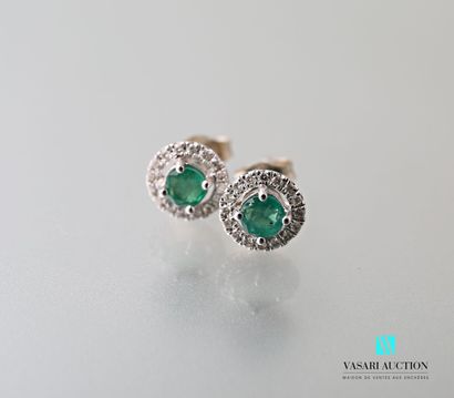 null Pair of ear studs in white gold 750 thousandths decorated with two emeralds...