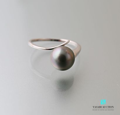 null Ring in white gold 375 thousandths, the asymmetrical ring supporting a Tahitian...