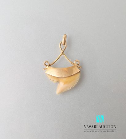null Pendant, the setting in gold 750 thousandth forming three loops supporting a...