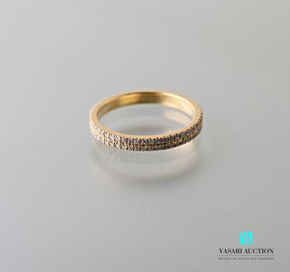 null Wedding ring in yellow gold 750 thousandth set with two lines of small diamonds...