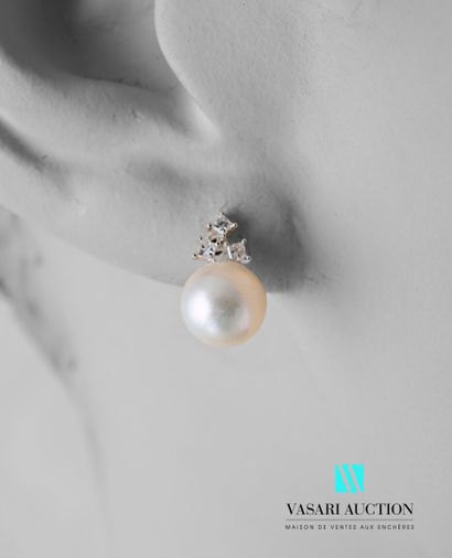 null Pair of earrings in white gold 750 thousandths decorated with two cultured pearls...