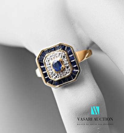 null Yellow gold ring 750 thousandth, rectangular motif with cut sides set with sapphires...