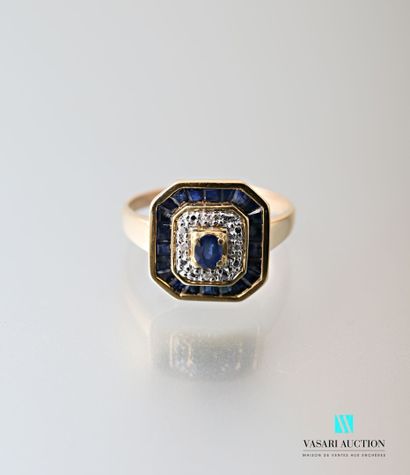 null Yellow gold ring 750 thousandth, rectangular motif with cut sides set with sapphires...