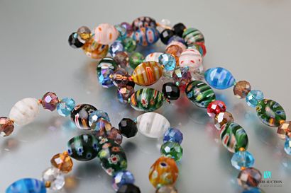 null Sautoir en perles de verres de couleurs dans le style de Murano

Long. : 55...