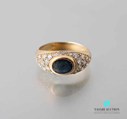 null Ring dome in yellow gold 750 thousandth set of a central oval sapphire surrounded...