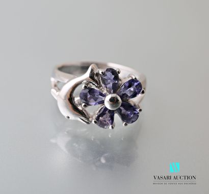 null Ring in silver 925 thousandths with motive of a flower whose petals are set...