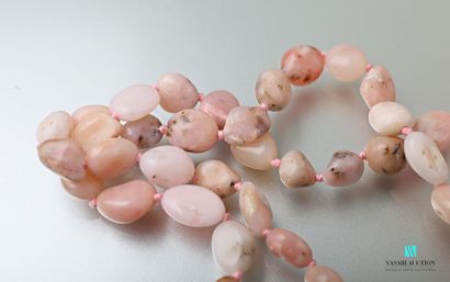 null Pink opal pebble necklace, the clasp snap hook in metal

Length : 44 cm