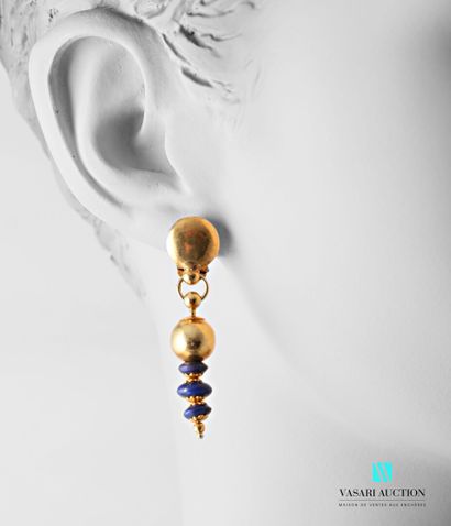 null Pair of earrings in yellow gold 750 thousandths formed of a fall of gold balls...