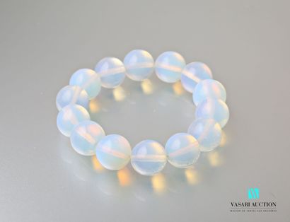null Bracelet of opaline balls of 15,7 mm on elastic cord.