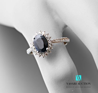 null Ring marguerite in white gold 750 thousandths decorated with a sapphire of oval...