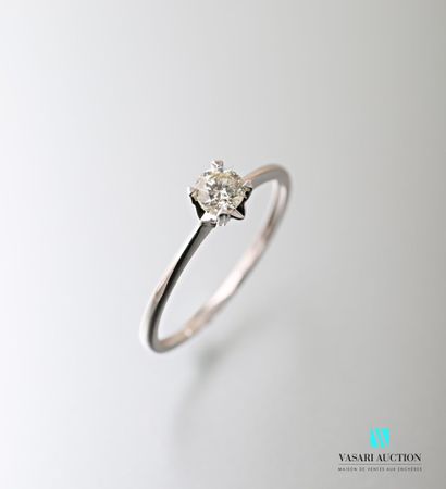 null Solitaire ring in white gold 750 thousandth set with a diamond of modern size...
