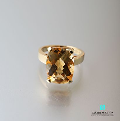 null Ring in yellow gold 750 thousandth set with a facetted cushion-cut citrine calibrating...