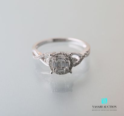null Ring in white gold 750 thousandths decorated in its center with six diamonds...
