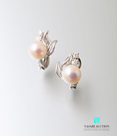 null Pair of ear clips in white gold 750 thousandths set with cultured pearls surmounted...