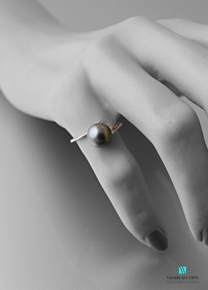 null Ring in white gold 375 thousandths, the asymmetrical ring supporting a Tahitian...