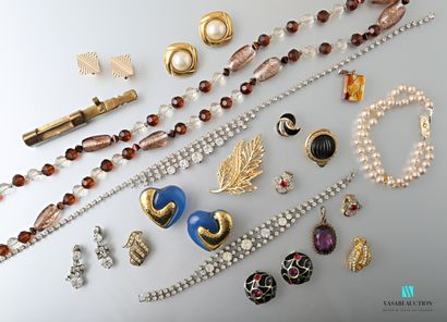 null Lot of costume jewellery including a glass beads necklace, a metal and rhinestones...