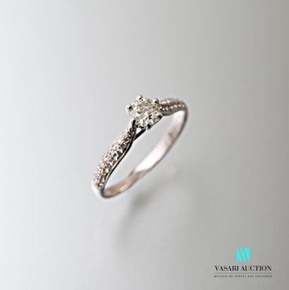 null Solitaire ring in white gold 750 thousandth set in its center of a modern cut...