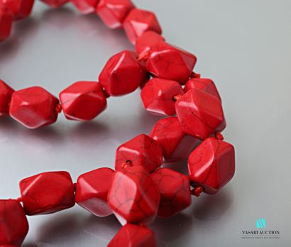 null Necklace made of faceted red bamboo beads, metal clasp.

Length : 53 cm