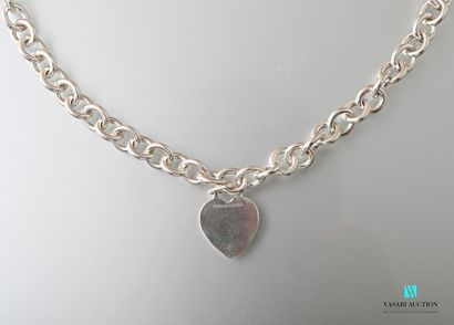 null Tiffany, un collier en argent mailles rondes et un pendentif coeur marqué Tiffany...