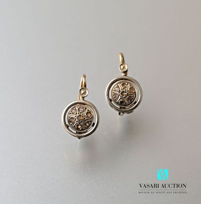 null Pair of earrings in gold 750 thousandth, round motives paved with diamonds cut...
