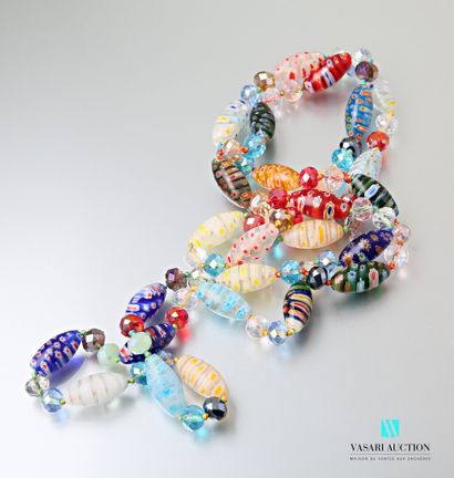 null Sautoir en perles de verres de couleurs dans le style de Murano

Long. : 58...