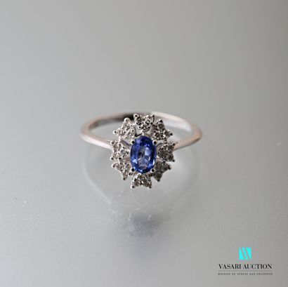 null Flower ring in white gold 750 thousandth set in its center of a sapphire of...