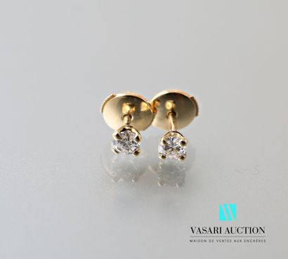 null Pair of earrings in yellow gold 750 thousandths set with two diamonds of approximately...