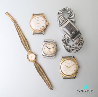 null Cinq montres bracelet des années 1940 à 1960 en acier ou plaqué or de marque...