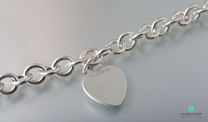 null Tiffany, un collier en argent mailles rondes et un pendentif coeur marqué Tiffany...