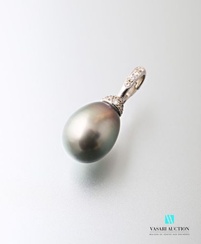 null Pendant in white gold 750 thousandths set with a pear-cut grey cultured pearl,...