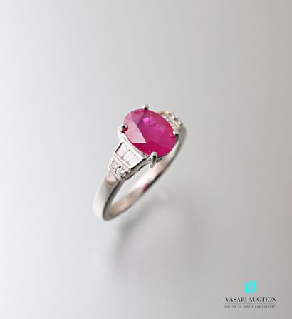 null Ring in white gold 750 thousandth of Art Deco style set in its center of a ruby...