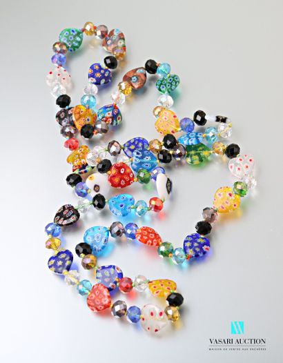 null Sautoir en perles de verres de couleurs dans le style de Murano

Long. : 54...