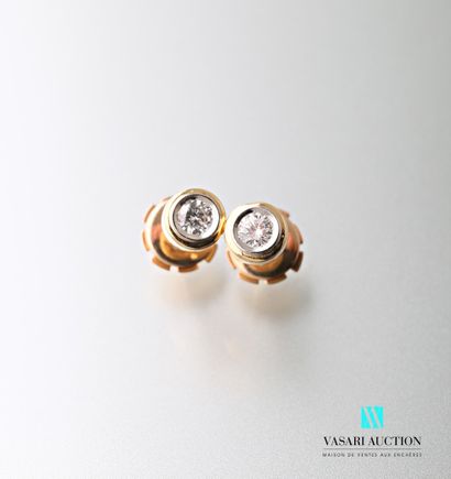 null Pair of ear studs in yellow gold 750 thousandths and silver set with two diamonds...