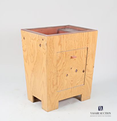 null PASSANITI Francesco (born in 1952)

Washbasin in glued laminate and red tinted...